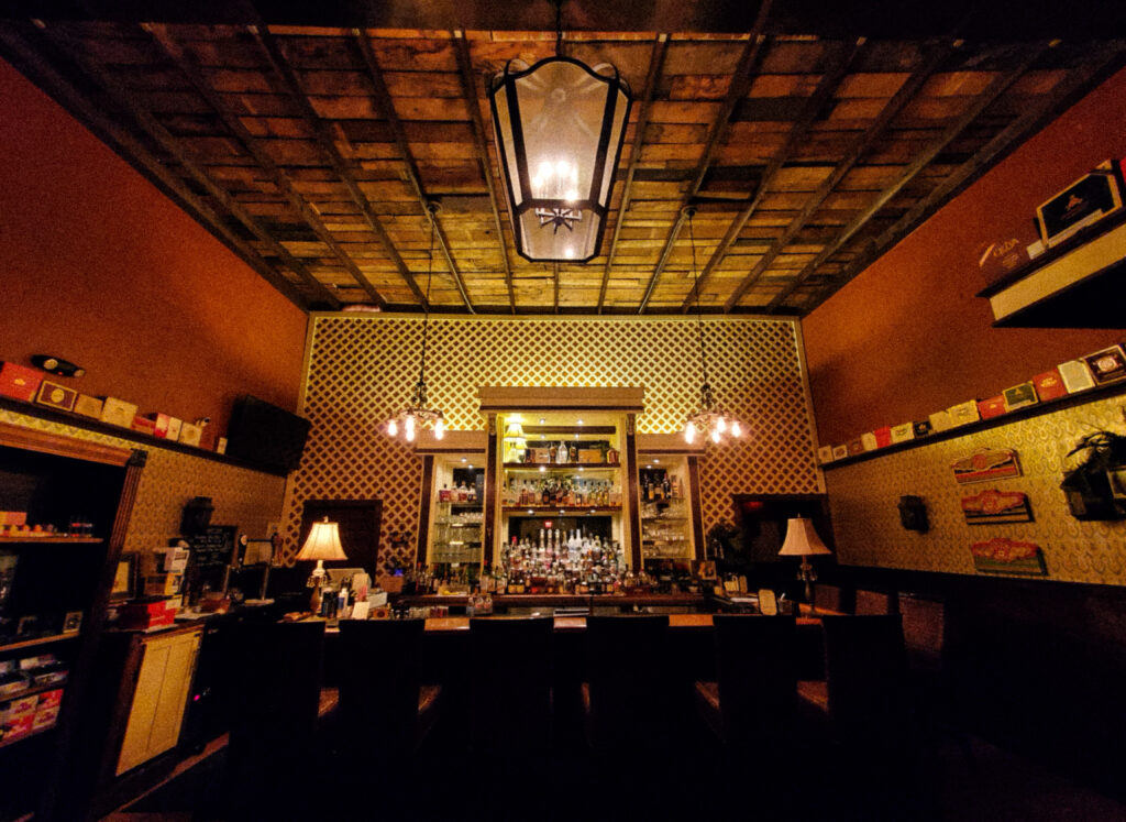 Suasana Ernesto's Cigar Lounge & Bar di Petoskey, Michigan